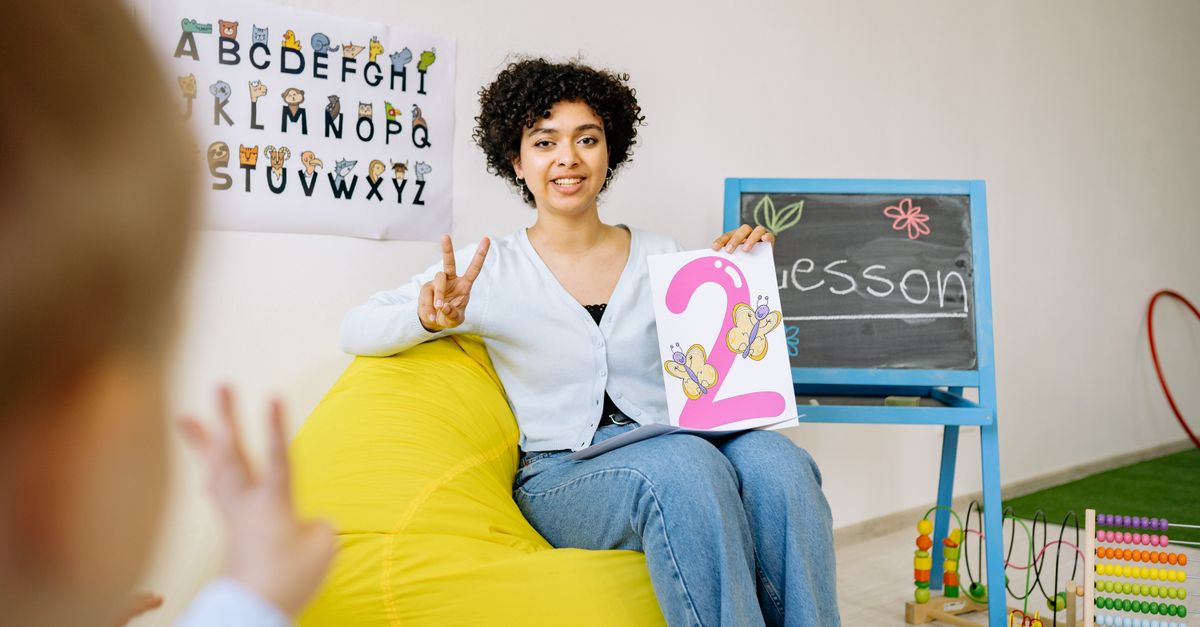 Romence sayıları öğrenen bir öğrenci not defterinde pratik yapıyor